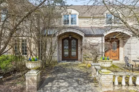 15 Putnam Rd, Livingston, NJ 07039