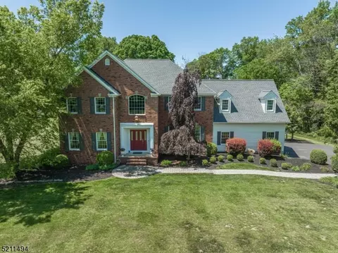 11 Cobblestone Ln, Clinton Twp., NJ 08801