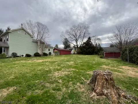 16 Orchard St, Milford Boro, NJ 08848