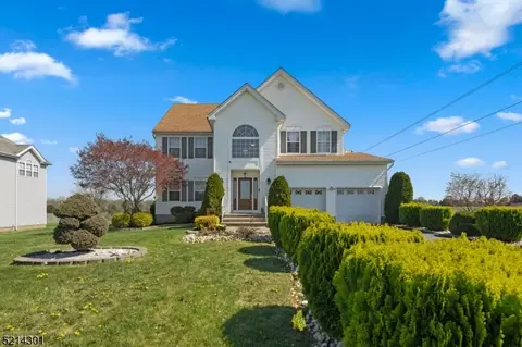 24 Garden Hills Dr, East Franklin, NJ 08873