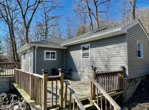 19 W Shore Trl, Sparta, NJ 07871