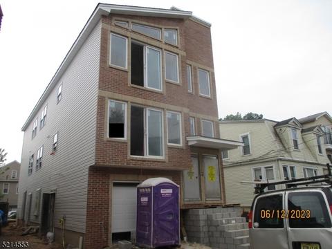 144 Leslie St, Newark, NJ 07112