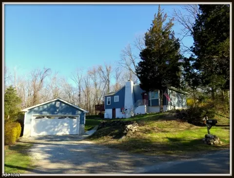 905 Cedar Dr, Newton, NJ 07860