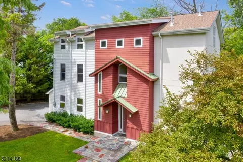 14 Neuville Dr, East Franklin, NJ 08873