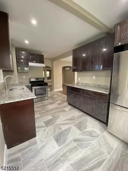 422 E 5th Ave, Roselle, NJ 07203