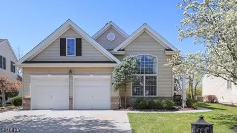 25 Tallman Ln, East Franklin, NJ 08873