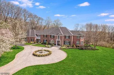 23 Beacon Hill Dr, Chester Twp, NJ 07930