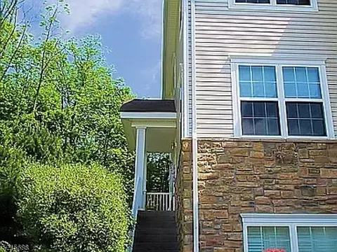 10 Black Bear Ct, Hardyston Twp, NJ 07419