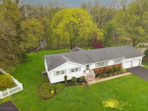 30 Sweet Briar Dr, Clark, NJ 07066
