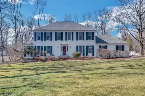 10 Chaucer Dr, Hackettstown, NJ 07840