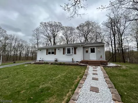 4 Aspenwood Dr, Highland Lakes, NJ 07422