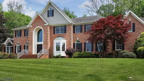 16 Mattben Dr, Warren, NJ 07059