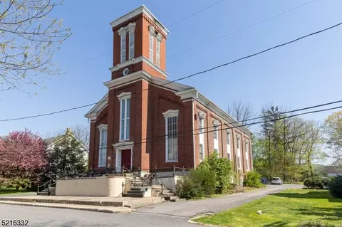 15 School St #3, Asbury, NJ 08802