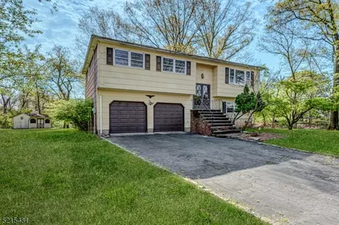 31 Summershade Cir, Piscataway, NJ 08854