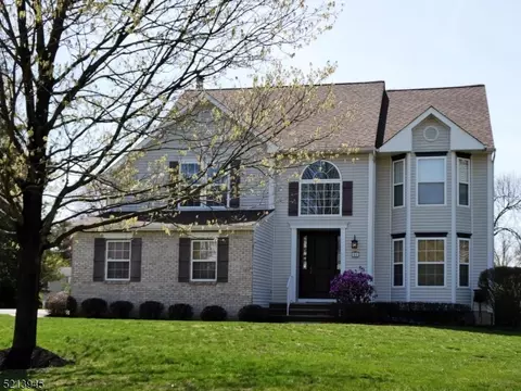 11 Fountain Dr, Somerset, NJ 08873