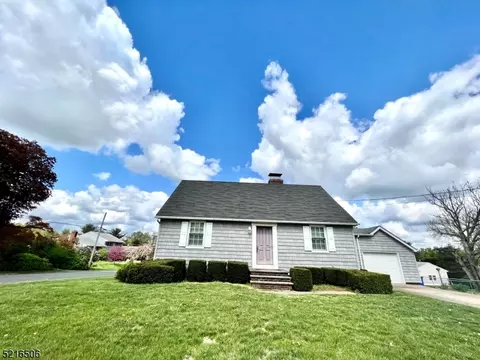 16 Beverly Ave, East Franklin, NJ 08873