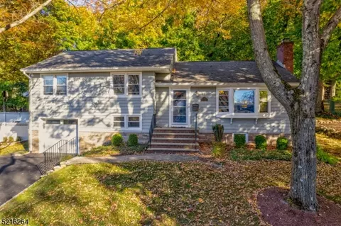 65 Mounthaven Dr, Livingston, NJ 07039