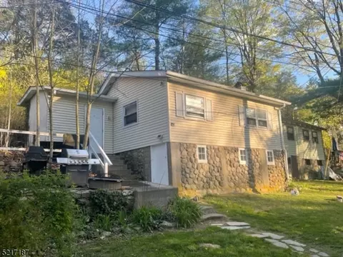 6 4 Apple Trl, Jefferson, NJ 07438