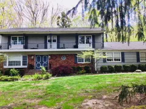 54 Poplar Dr, Morris Plains, NJ 07950