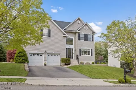 8 Fieldstone Dr, Clinton, NJ 08809