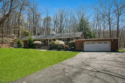 26 Cherry Tree Ln, Kinnelon, NJ 07405