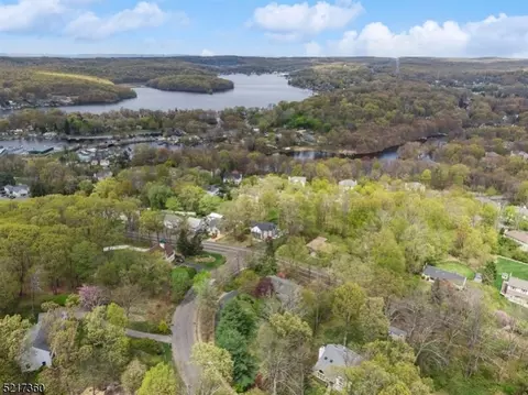 3 Windjammer Dr, Jefferson, NJ 07849