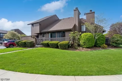 249 Kingsberry Dr, Somerset, NJ 08873