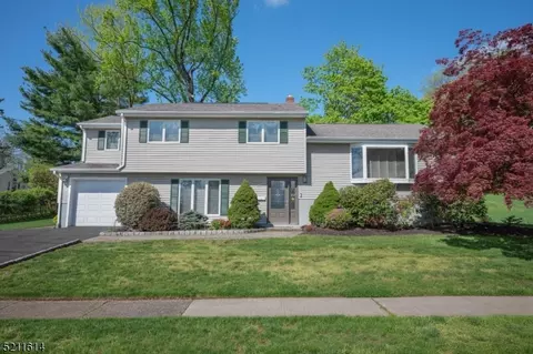 7 Clinton Ln, Wayne, NJ 07470
