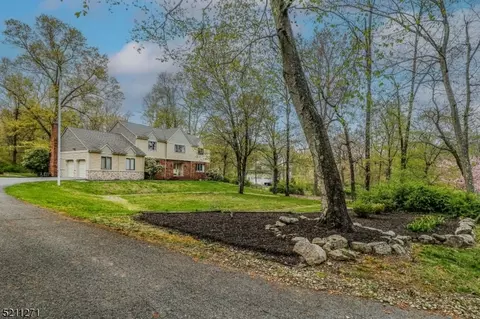 142 W Springtown Rd, Long Valley, NJ 07853
