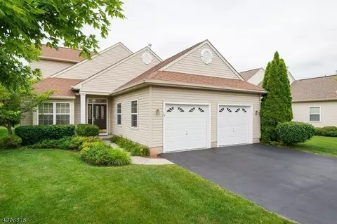 19 Esplanade Dr, East Franklin, NJ 08873
