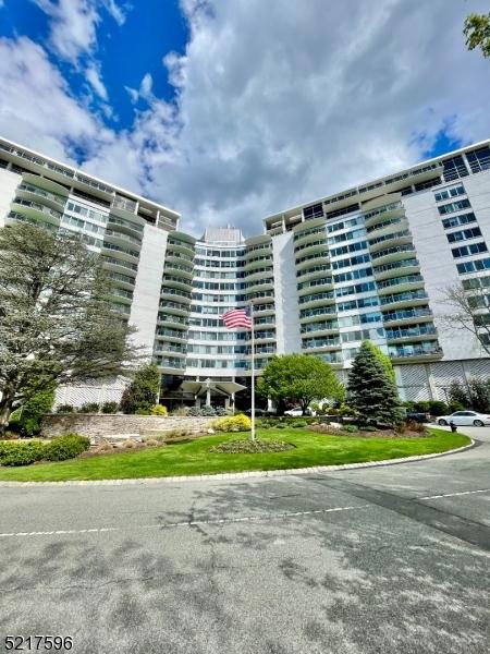 1 Claridge Dr #204, Verona, NJ 07044