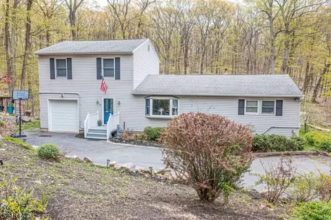 8 Marion Dr, Vernon Twp, NJ 07422