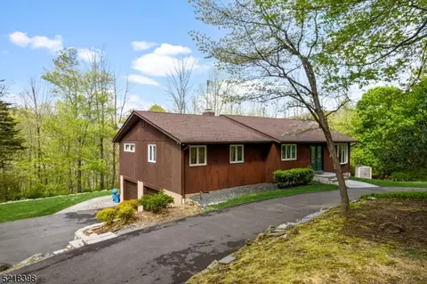 13 White Oak Dr, Tewksbury Twp, NJ 07830