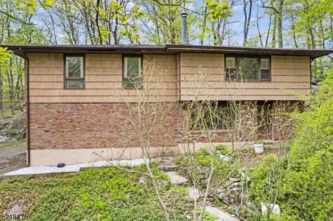 5 Crescent Dr N, Byram Township, NJ 07821