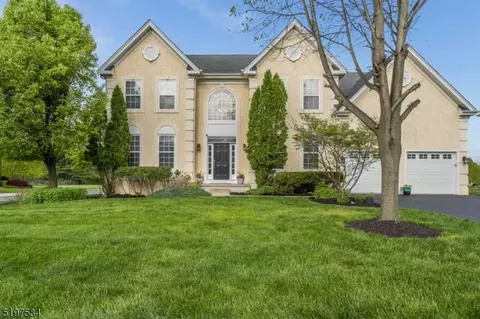 81 Crestview Dr, Clinton, NJ 08809