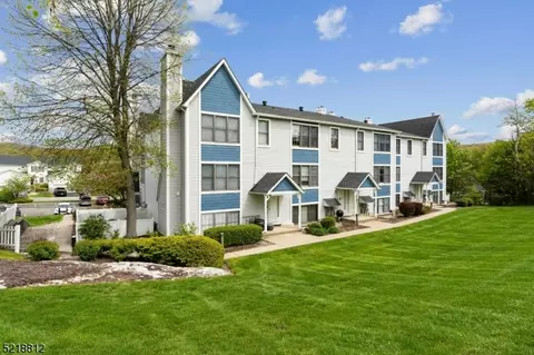 20 Hertiage Ln, Hamburg, NJ 07419