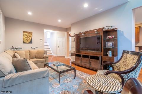 28 Camlet Ct, Roseland, NJ 07068