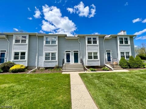 61 Village Dr, Hamburg, NJ 07419