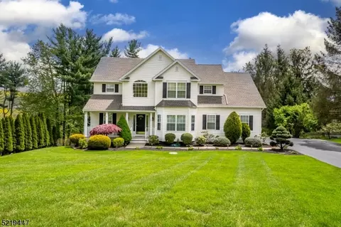 32 Canterbury Ln, Hackettstown, NJ 07840