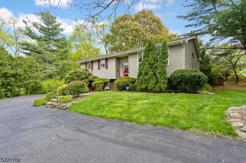 17 Blossom Rd, Hampton, NJ 08827