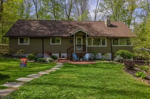 136 Glen Rd Ext, Highland Lakes, NJ 07422