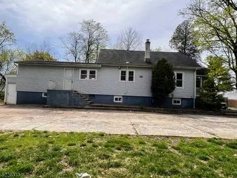 176 Victor St, East Franklin, NJ 08873