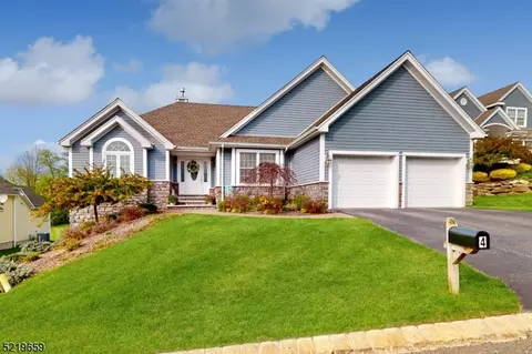 4 Woodcott Dr, Hamburg, NJ 07419