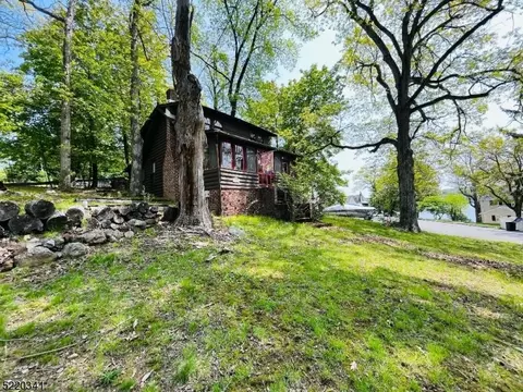 21 Sharps Rock Dr, Hopatcong, NJ 07843