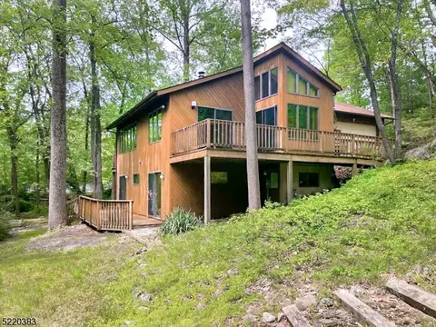 8 Allen Dr, Kinnelon, NJ 07405