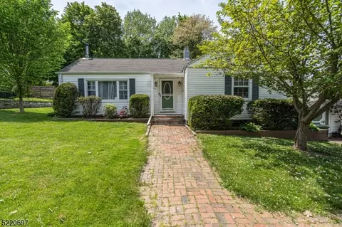 26 Woodsedge Ave, Mount Olive, NJ 07828