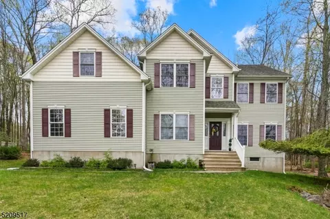 5 Fawn Hollow Dr, Newton, NJ 07860