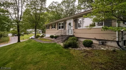 25 Longview Dr, Hanover, NJ 07981