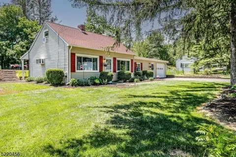 18 Round Top Dr, Clinton Twp., NJ 08801