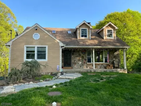 94 Walnut Valley Rd, Columbia, NJ 07832